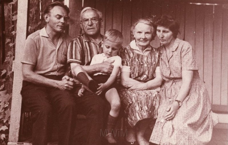 KKE 4174-175.jpg - Fotografia rodziny Zabagńskich. Od lewej:  Eugeniusz, ojciec Włodzimierz, matka Genowefa, żona Jadwiga.